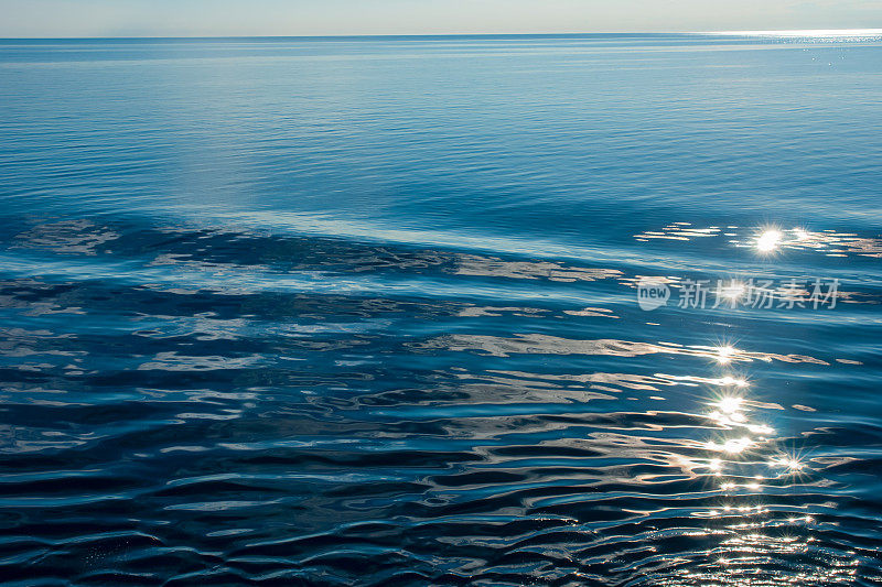 蓝色的wake - water, sun reflection at sea - background